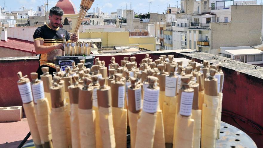 Colocación de cohetes ayer en la terraza del Ayuntamiento de Elche. matías segarra