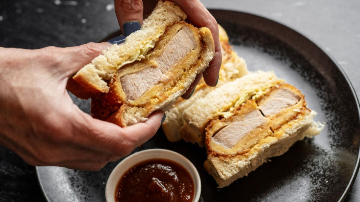 El katsu sando de Komainu, la versión más moderna y popular del tonkatsu que gana protagonismo en su carta de temporada.