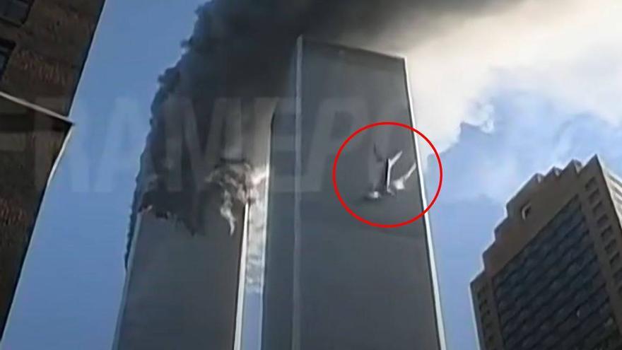 Imatge del moment de l&#039;impacte d&#039;un avió a la torre sud del WTC l&#039;11-S