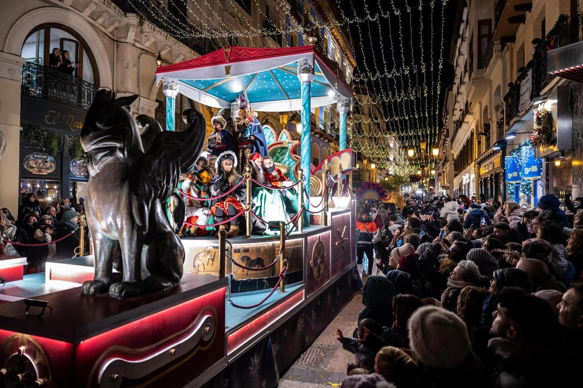 En imágenes | El frío de Zaragoza no puede con la ilusión de ver a los Reyes Magos