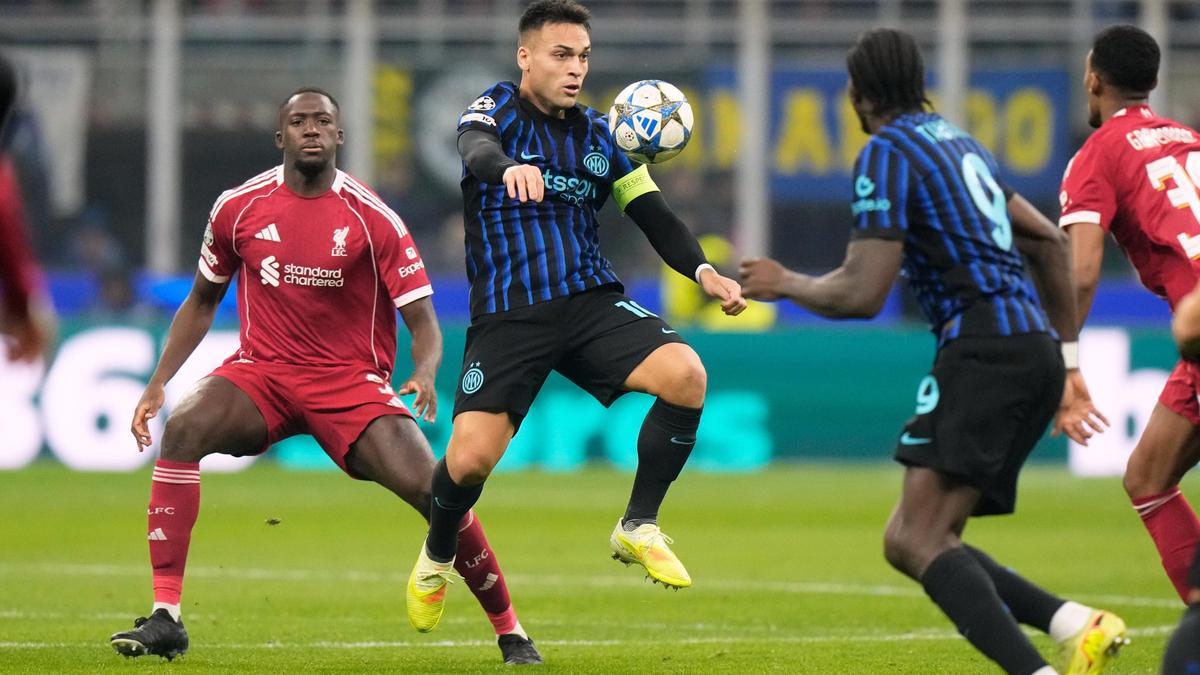 Lautaro Martínez controla una pelota ante el Liverpool