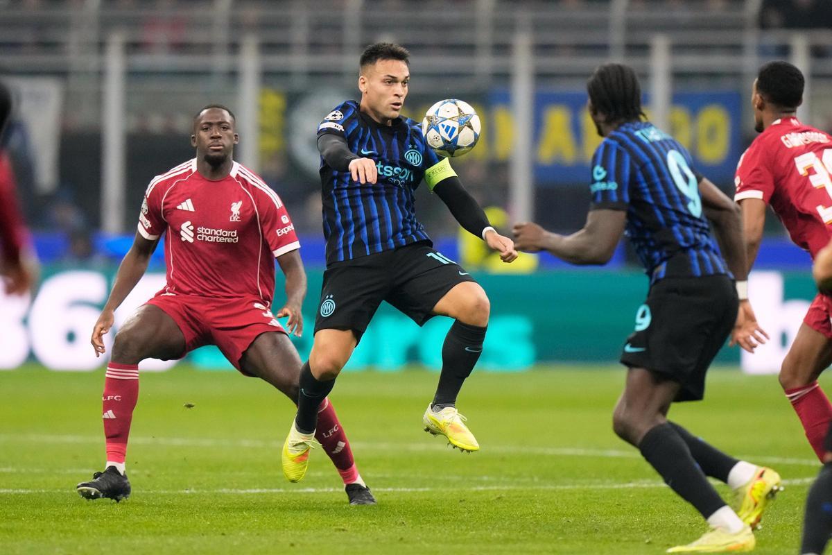 Lautaro Martínez controla una pelota ante el Liverpool