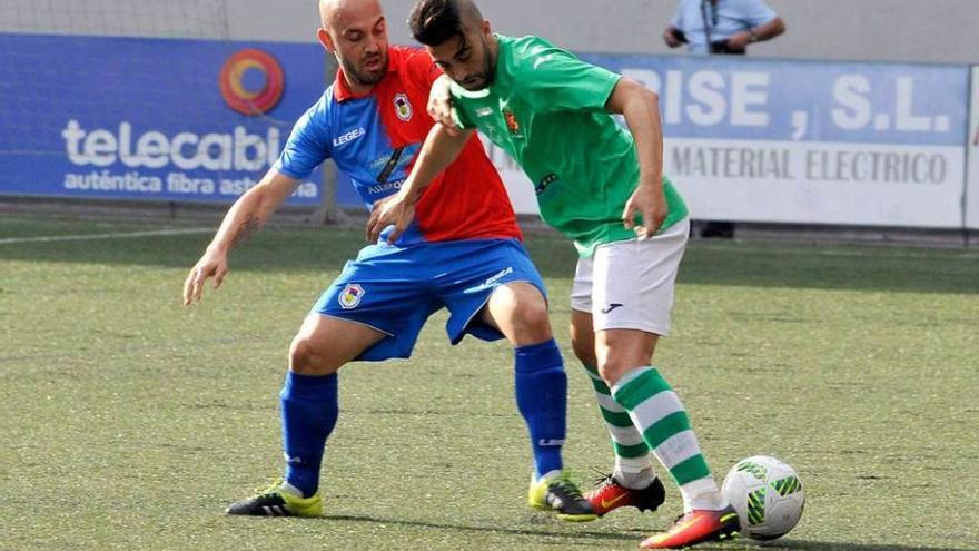 Dani López presiona al llanisco Cristian.