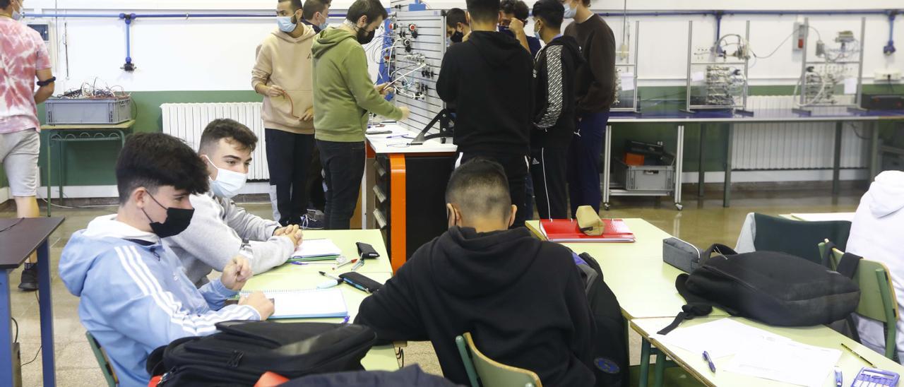 Jóvenes en un centro de formación profesional