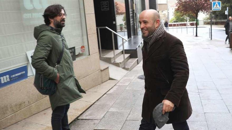 Villares, a la derecha, llega a la reunión de la coordinadora de En Marea, ayer.