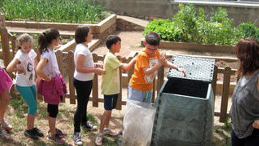 Alumnes d&#039;una escola de Sant Fruitósaprenen els secrets del compostatge