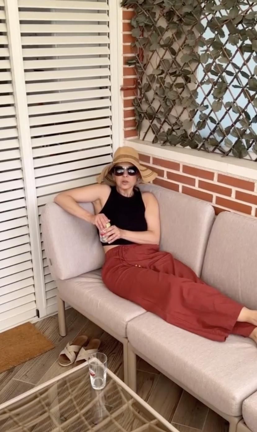 Chenoa disfruta de su terraza con vistas al campo y donde puede hacer de todo