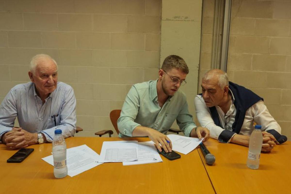 Manuel Abalo junto a dos integrantes de su directiva.