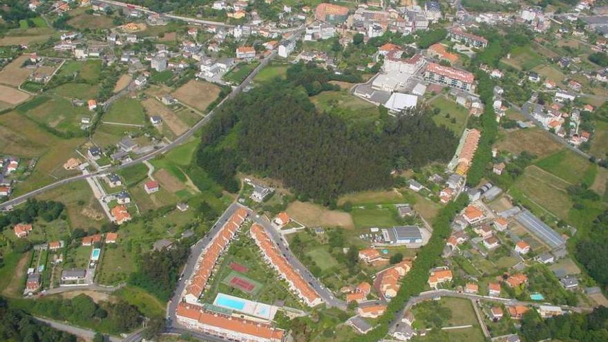 Vista aérea de la superficie del castro, cubierta de árboles, en el centro de Cambre.