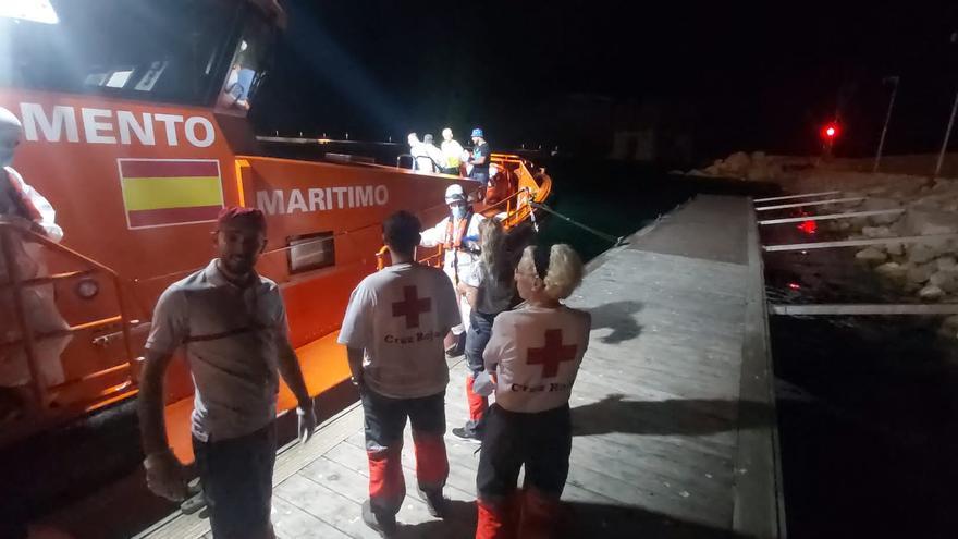 Rescatadas cuatro personas a bordo de una patera esta noche en Alicante