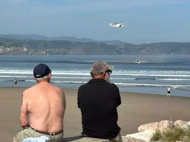 EN IMÁGENES: Recuperan en Salinas el cuerpo sin vida de una persona tras ser hallado por un pescador
