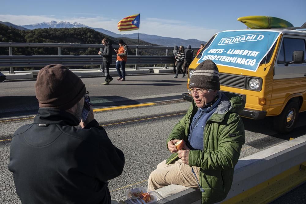 Una acció del Tsunami Democràtic talla l'AP-7 a la Jonquera