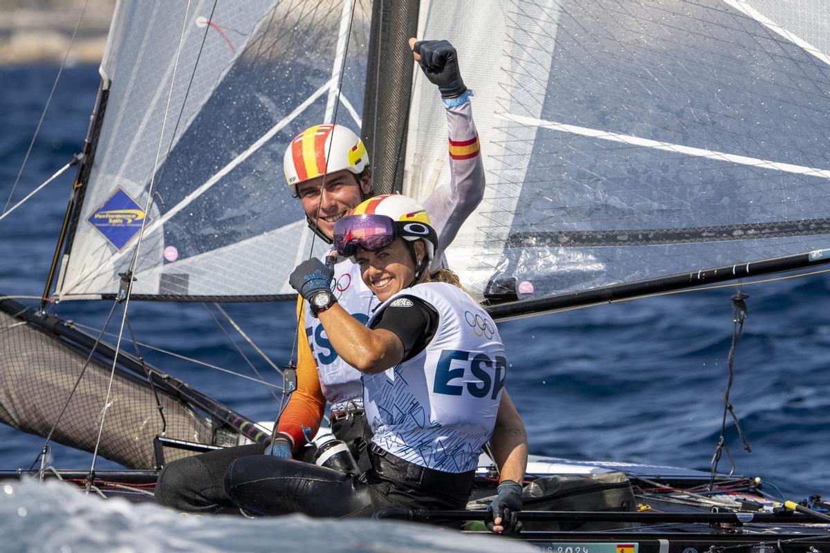 Andres Barrio Garcia y Tara Pacheco Van Rijnsoever celebran tras ganar su regata mixto multicasco.