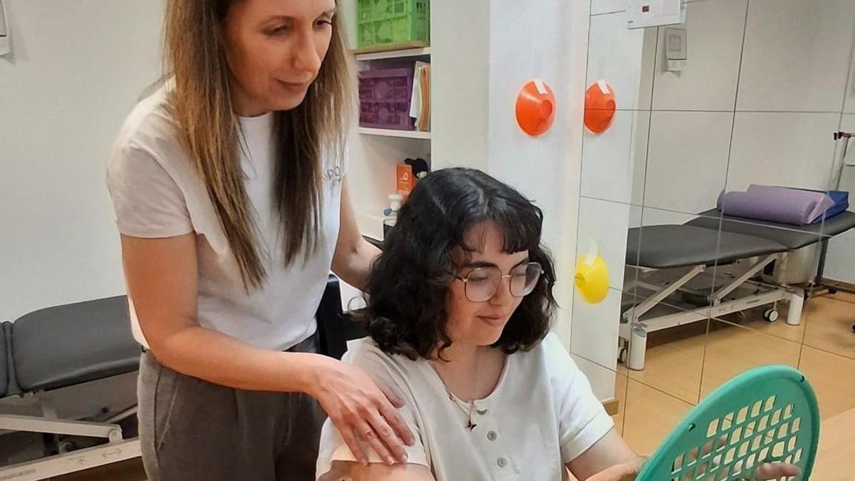 Una de las beneficiarias de Avempo durante la sesión con su terapeuta ocupacional.