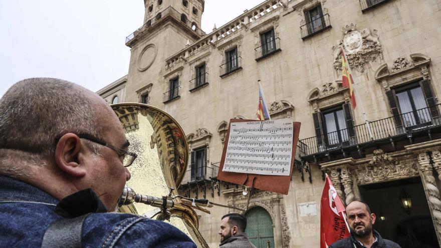 Réquiem de la banda municipal de Alicante contra la amortización de una plaza de profesor