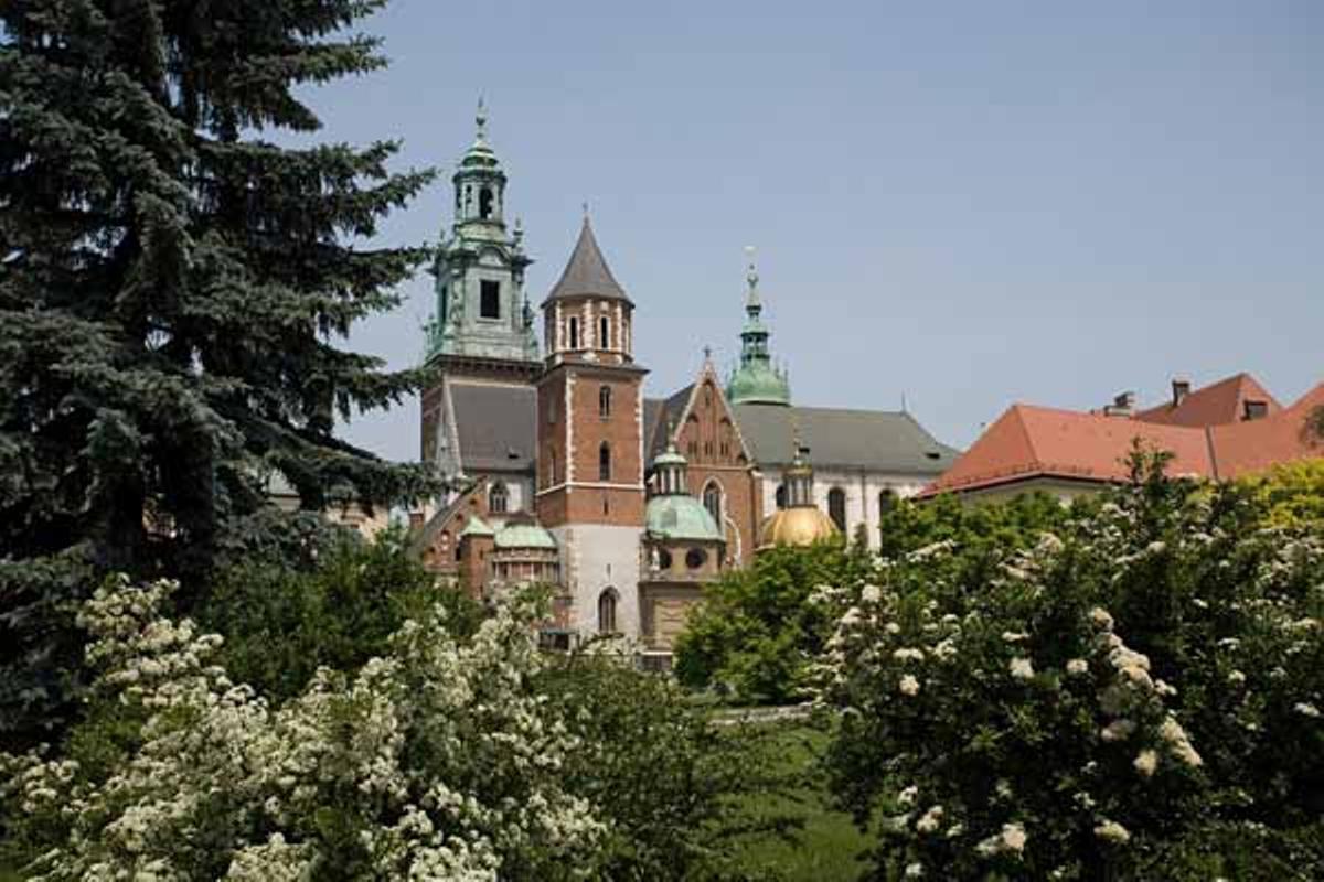 La Catedral Wawel lleva por nombre Catedral Basílica de San Estanislao y San Wenceslao y es el santuario nacional de Polonia. La Catedral Wawel lleva por nombre Catedral Basílica de San Estanislao y San Wenceslao y es el santuario nacional de Polonia.