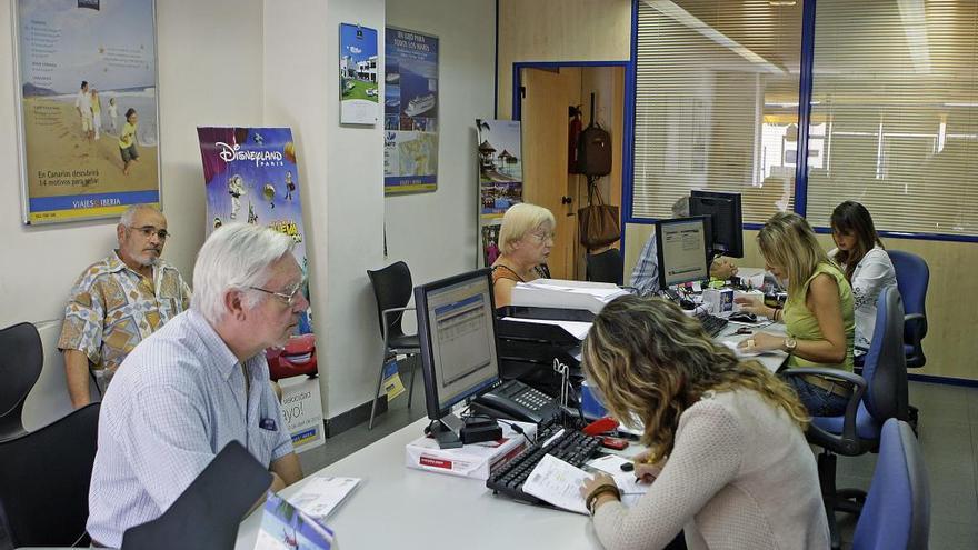 Jubilados en una agencia de viajes.