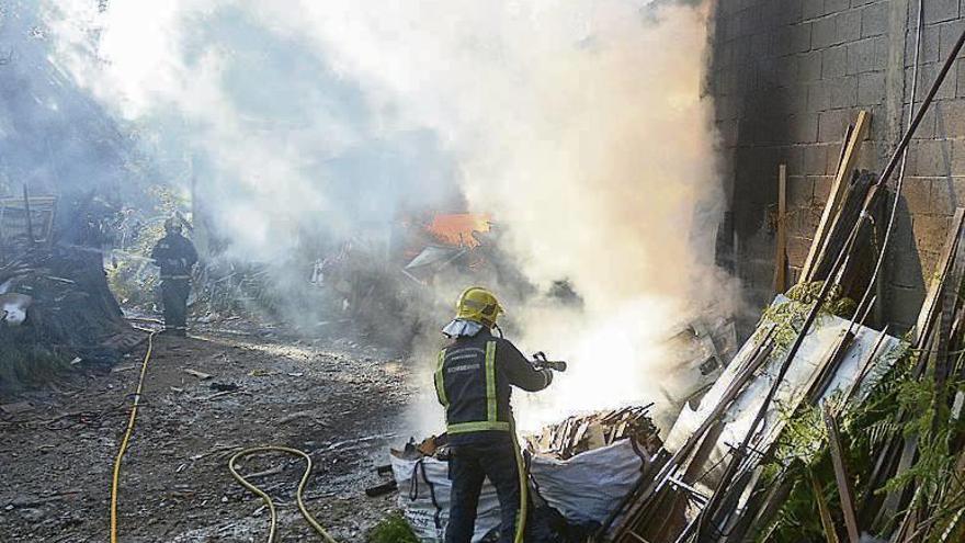 Dos de los bomberos, en un momento del operativo. // Rafa Vázquez