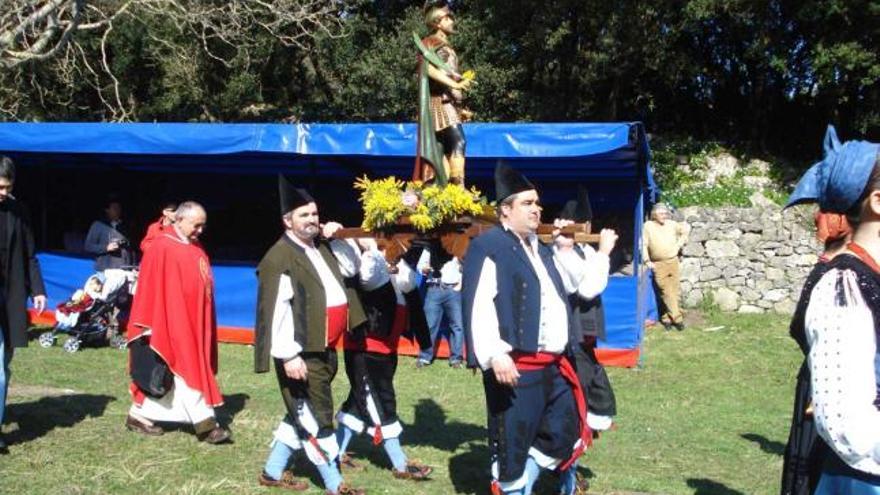 Pimiango honra a Santu Medé Maestro centenario  Posada (Llanes) celebra hoy el Carnaval Corao, sede de una feria ganadera