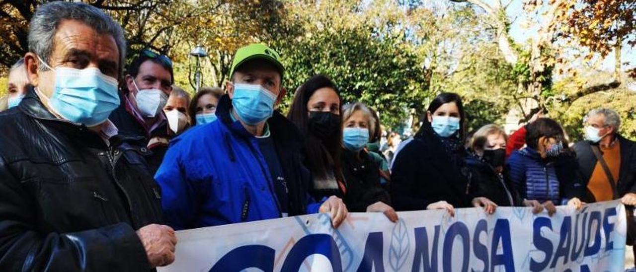 Responsables del Concello y de colectivos de Moaña, en la protesta del domingo en Santiago.