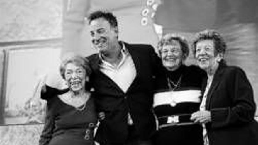 Bruce Springsteen: EL ROCKERO PRESUME DE MAMA Y DE TIAS AL RECOGER UN PREMIO
