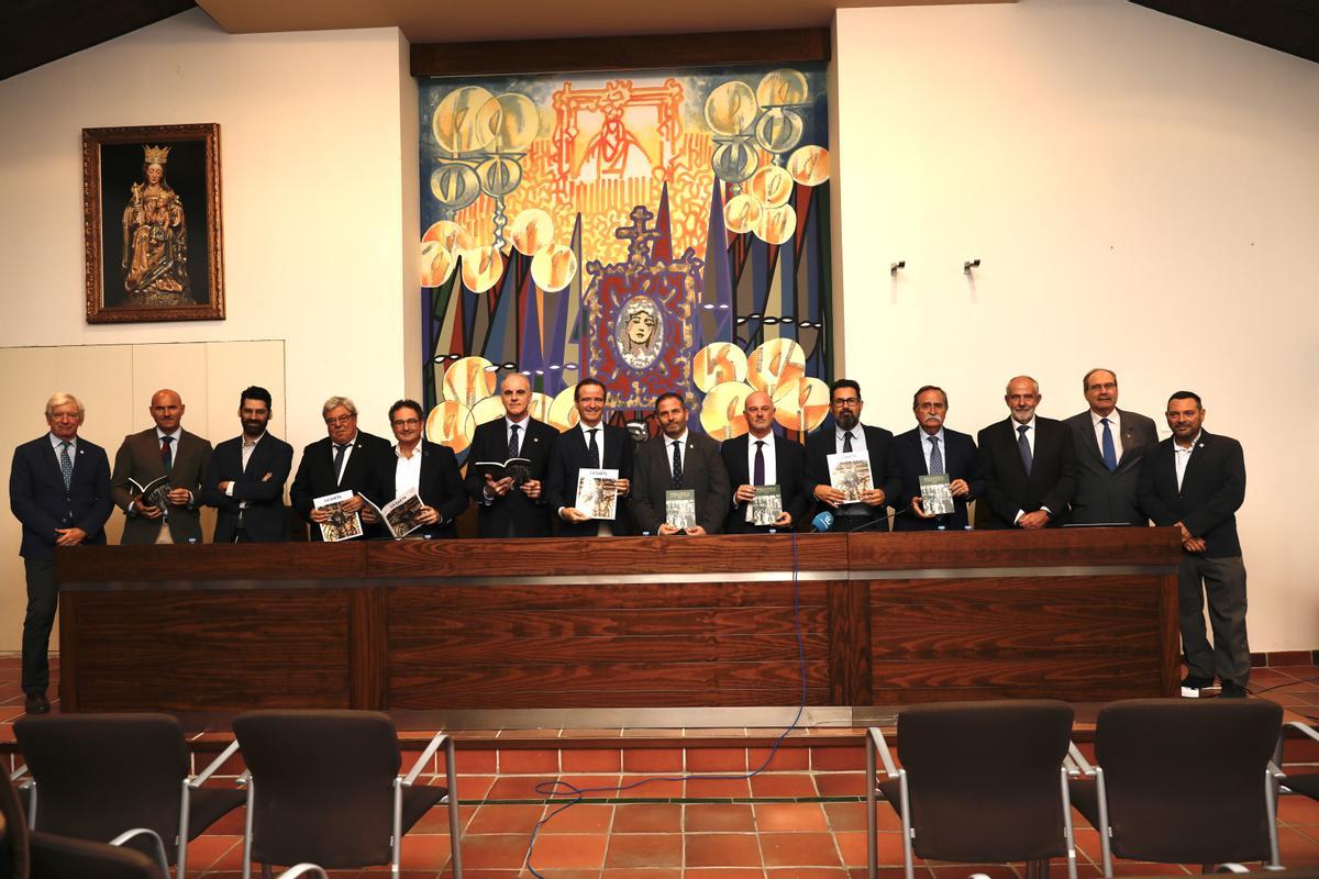 Asistentes al acto de la presentación de La Saeta de Otoño, en la sala capitular de la Agrupación de Cofradías.