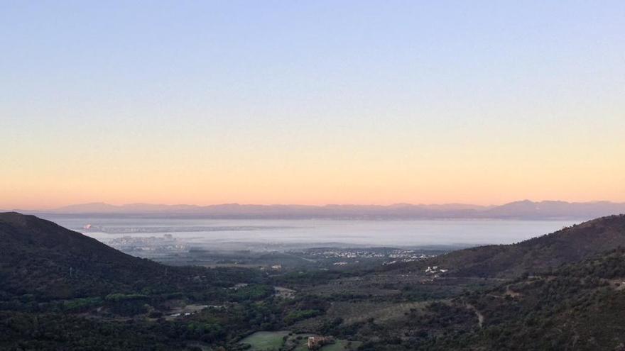 La plana de l&#039;Alt Empordà sota un banc de boira