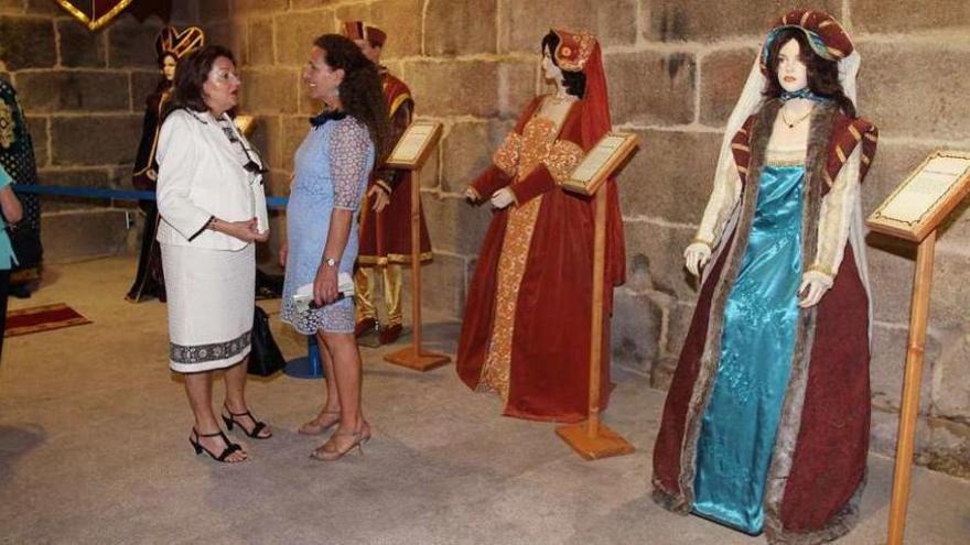 América Soto, a la izquierda, hablando con una visitante a la exposición de trajes en Maceda. // Iñaki Osorio
