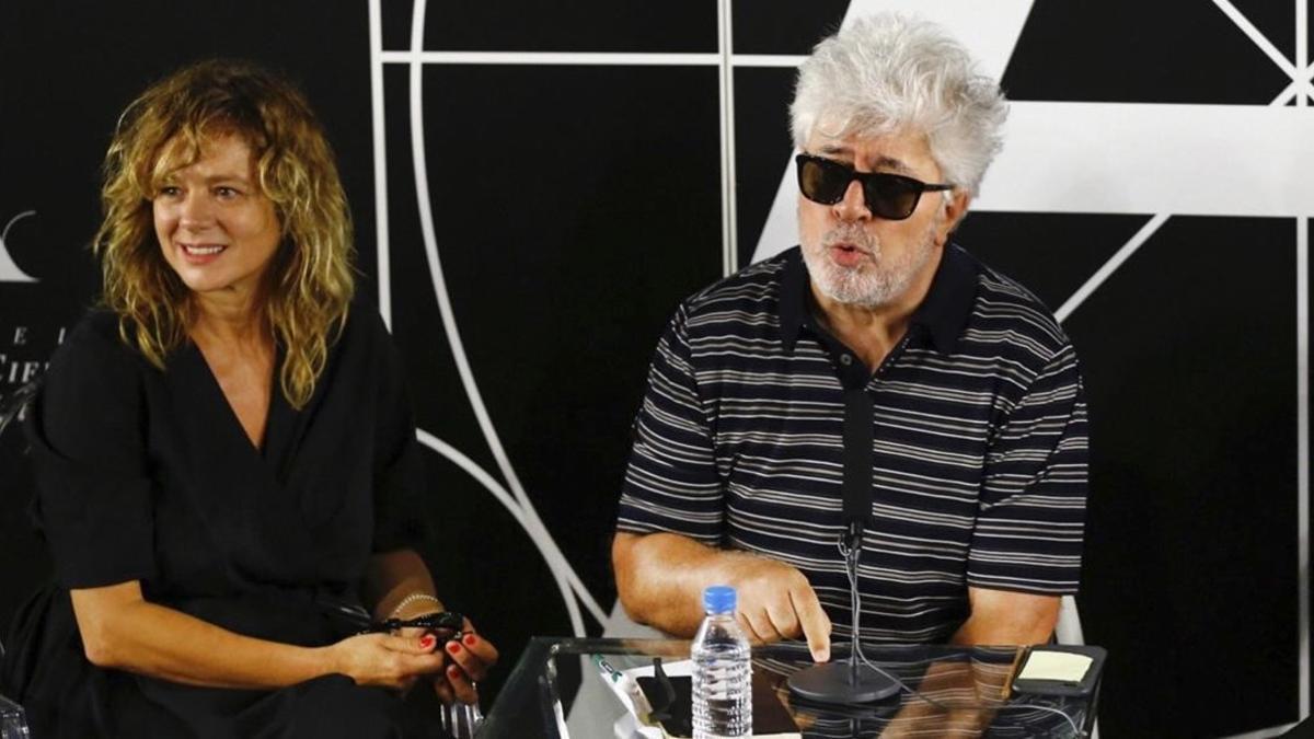 Pedro Almódovar y Emma Suárez, esta mañana en la Academia del Cine.