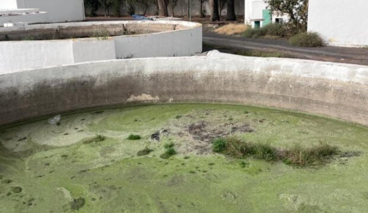 Tanque de agua en el que cayó el hombre.