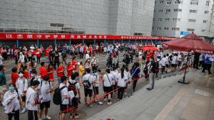 Estudiantes antes de hacer el examen nacional de acceso a la universidad, conocido como gaokao.