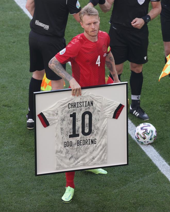 Camiseta firmada de los jugadores antes de iniciar el partido