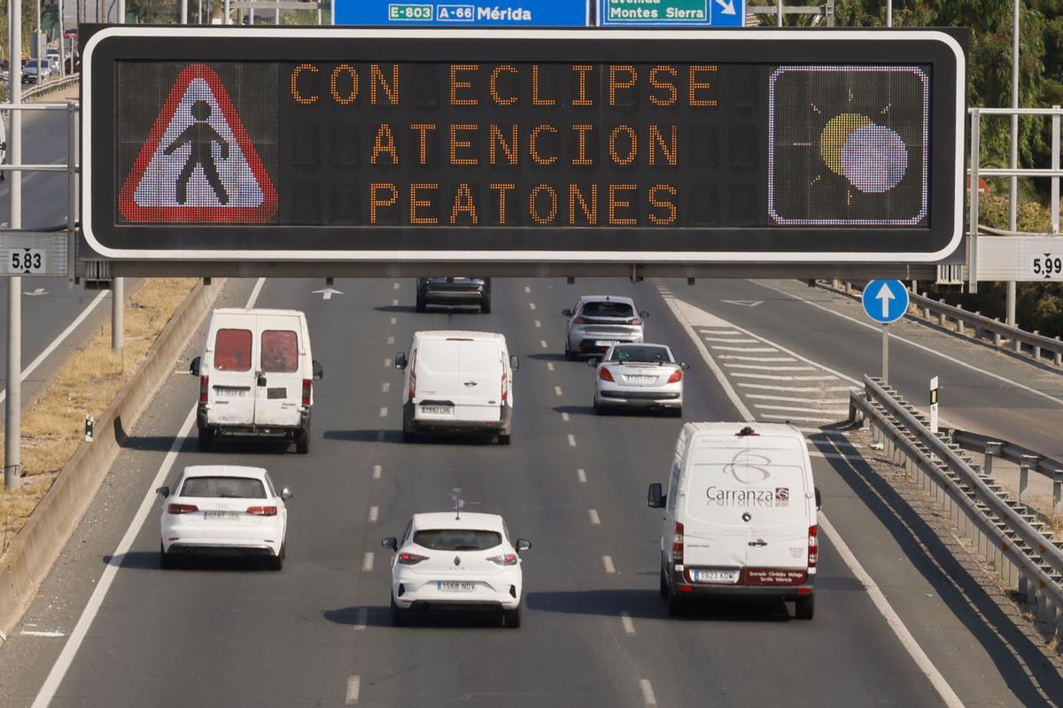 Cartel informativo del eclipse del próximo 12 de Agosto, instalado en la SE-30, en Sevilla, este lunes. EFE/ José Manuel Vidal