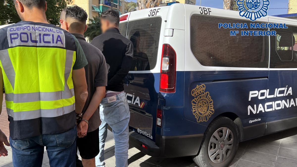 Traslado de dos detenidos por los robos en Alicante.