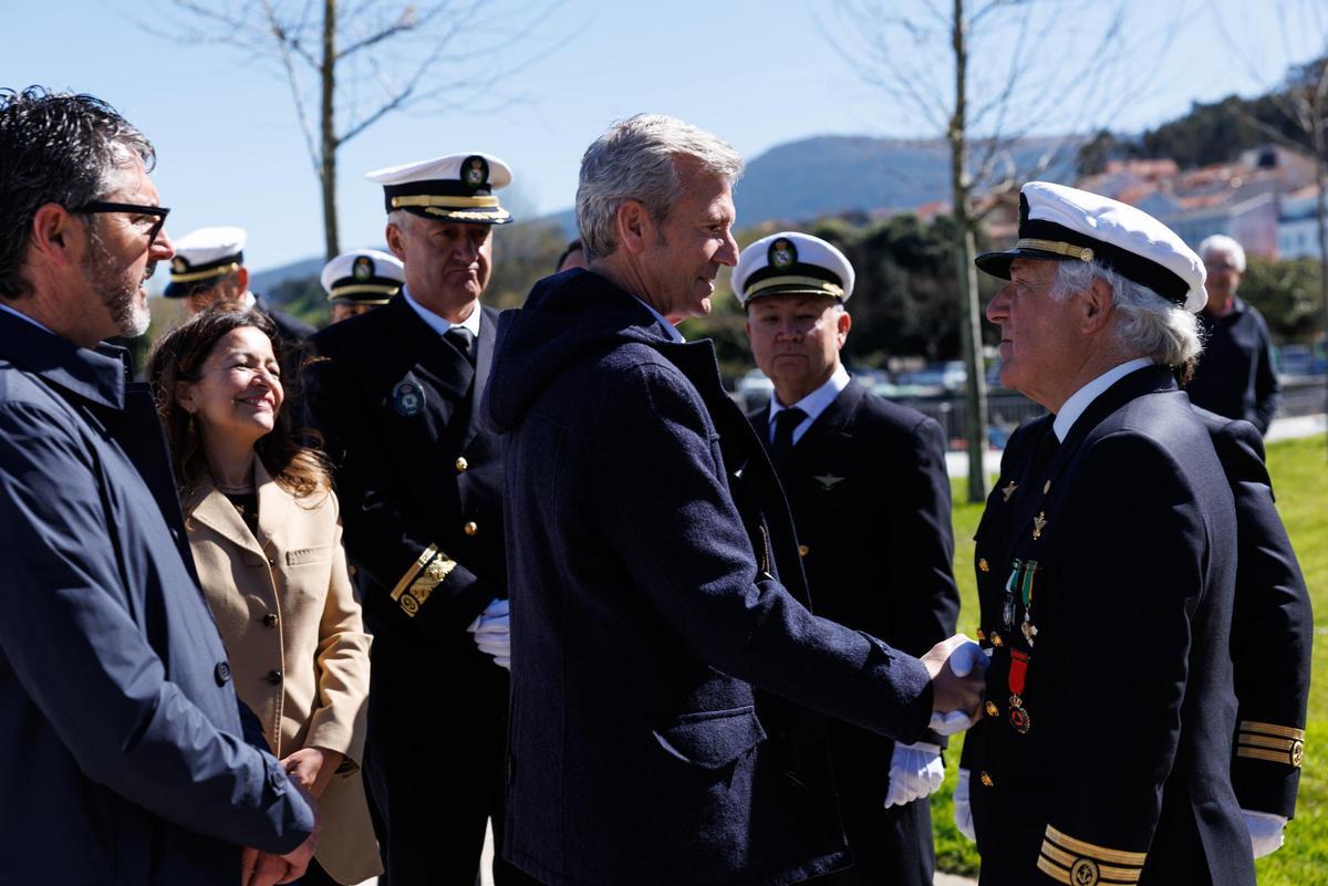 Alfonso Rueda saluda a un mando de Gardacostas ante Luis Oujo y Marta Villaverde.