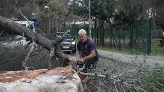 La caída de una piedra de gran tonelaje en Gilet corta el suministro de agua y una carretera