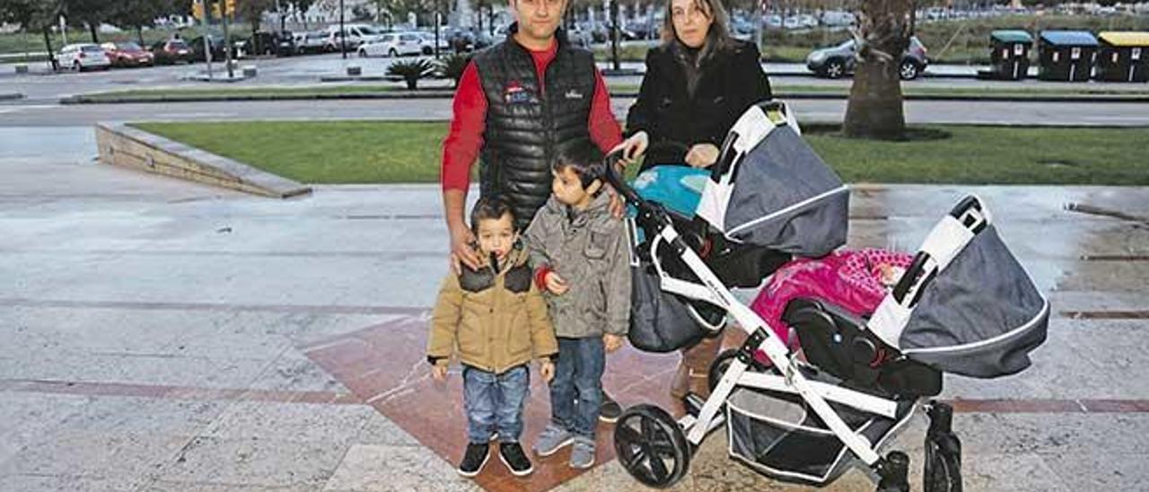 Ángel Sánchez y Belén Rejón posan el pasado miércoles en Palma con sus cuatro hijos.