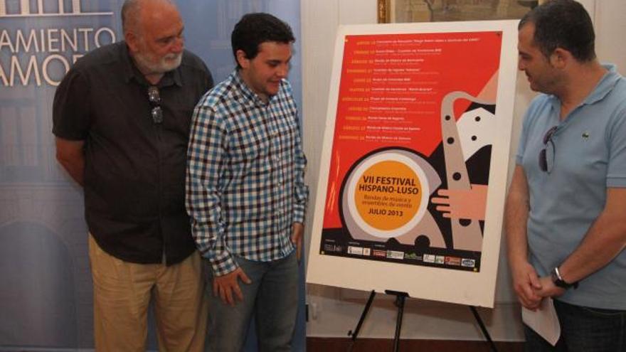 Mauro Pedrero, Víctor López y David Rivas observan el cartel del festival.