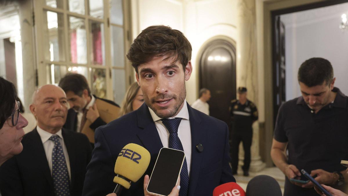 Juan Carlos Caballero antes del pleno del Ayuntamiento de València.