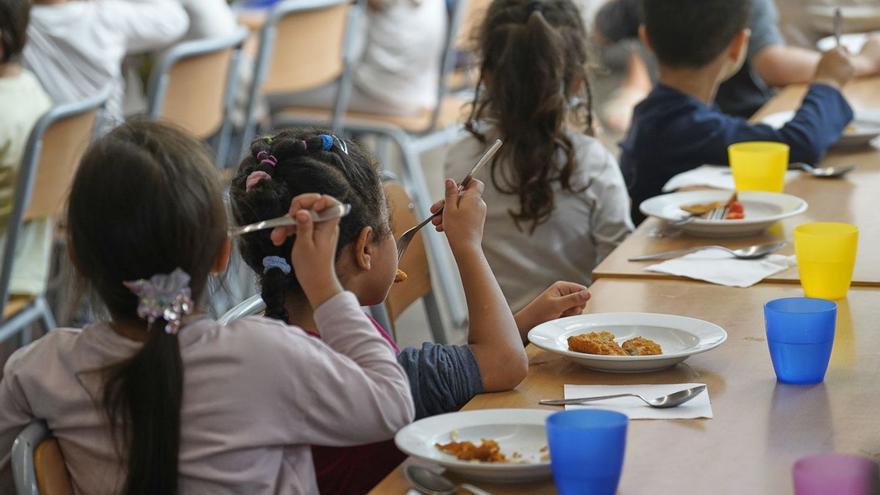 Alumnes d’un centre educatiu gironí, al menjador escolar. | MARC MARTÍ