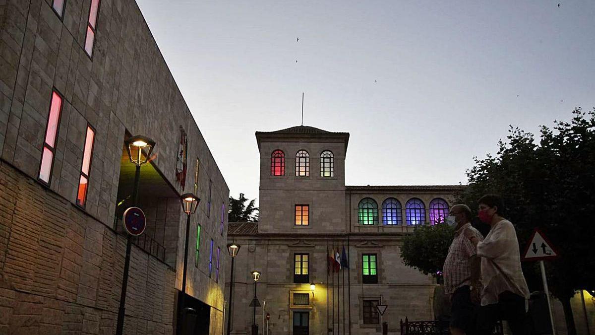La fachada de la Diputación Provincial se suma al Día del Orgullo LGTBI.