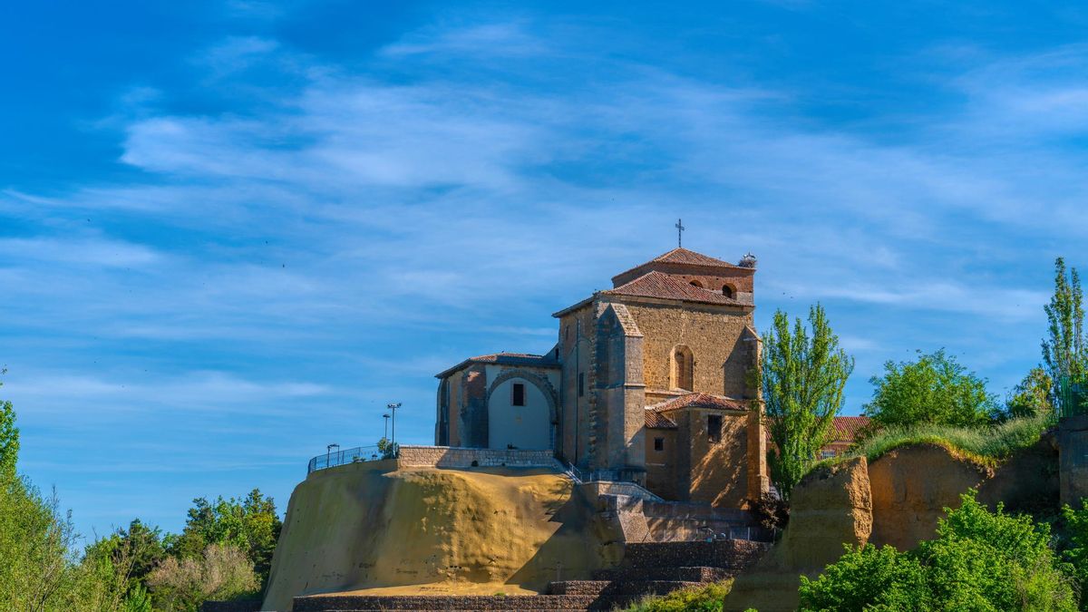 La espectacular ruta entre pantanos para hacer en moto este verano: paisajes de montaña, gastronomía local y pueblos de ensueño