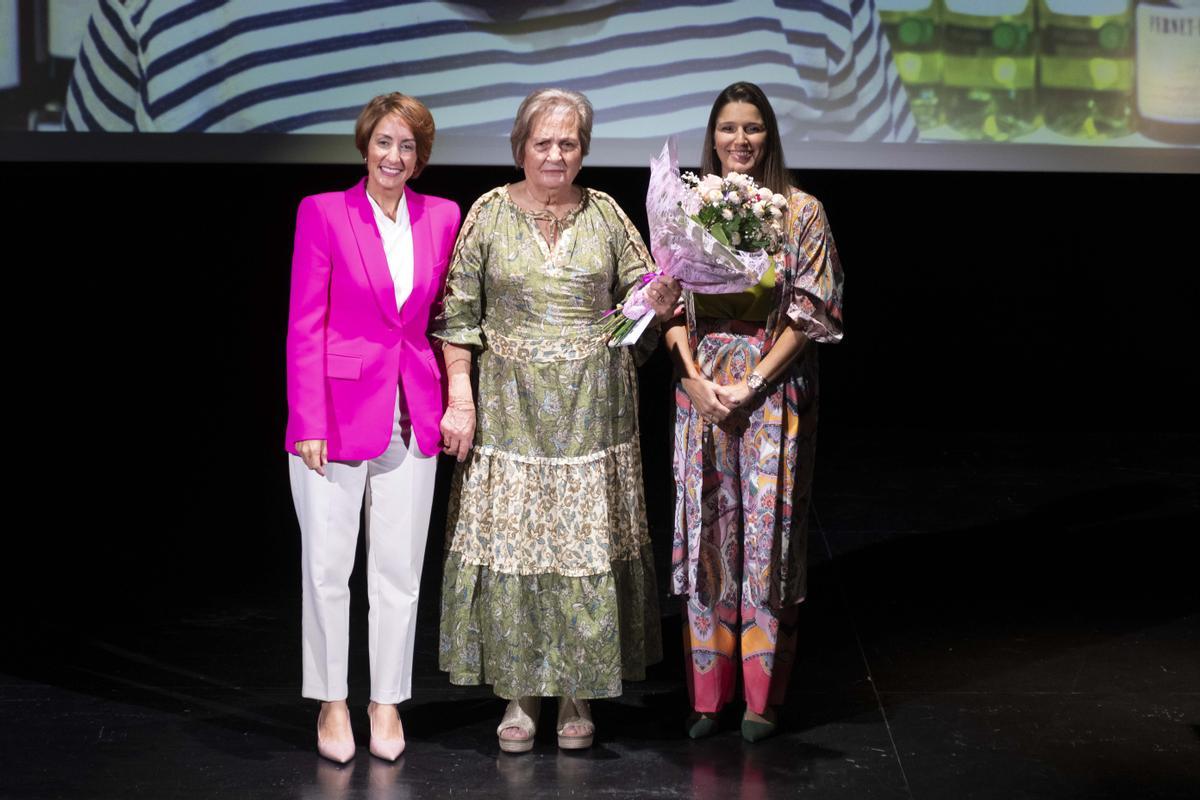 Onalia bueno junto a Josefa y la edil Tania Alonso