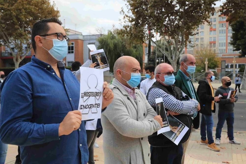 Hosteleros protestan en Cartagena por el cierre de los bares