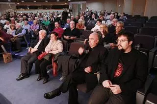 Ángel Guinda rememora su vida como poeta en 'La diferencia'