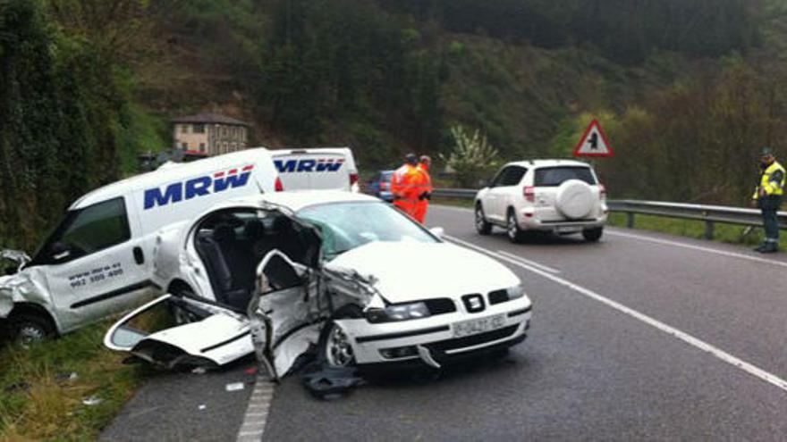 Una joven muere en un accidente en Cangas del Narcea