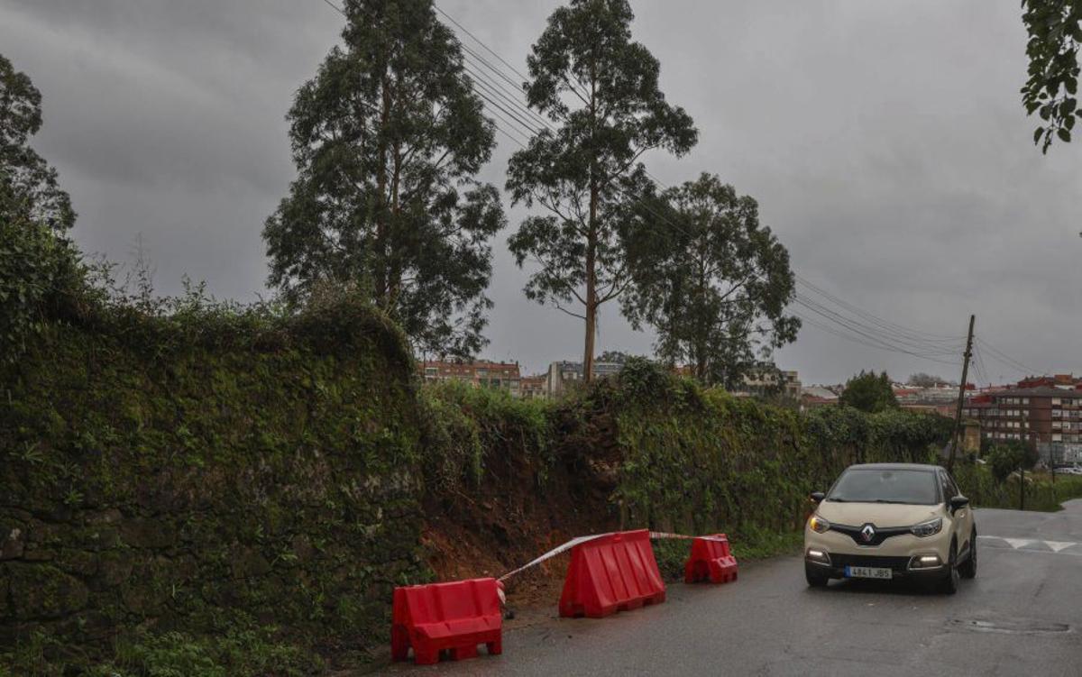 Las fuertes lluvias causan dos derrumbes en Vilagarcía