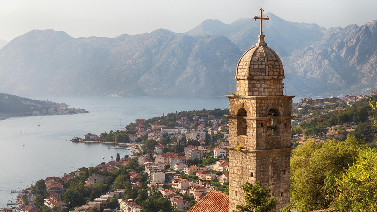 Vista de la bahía de Kotor desde la torre de la iglesia, con el casco histórico y las montañas que definen uno de los paisajes más singulares del Adriático.