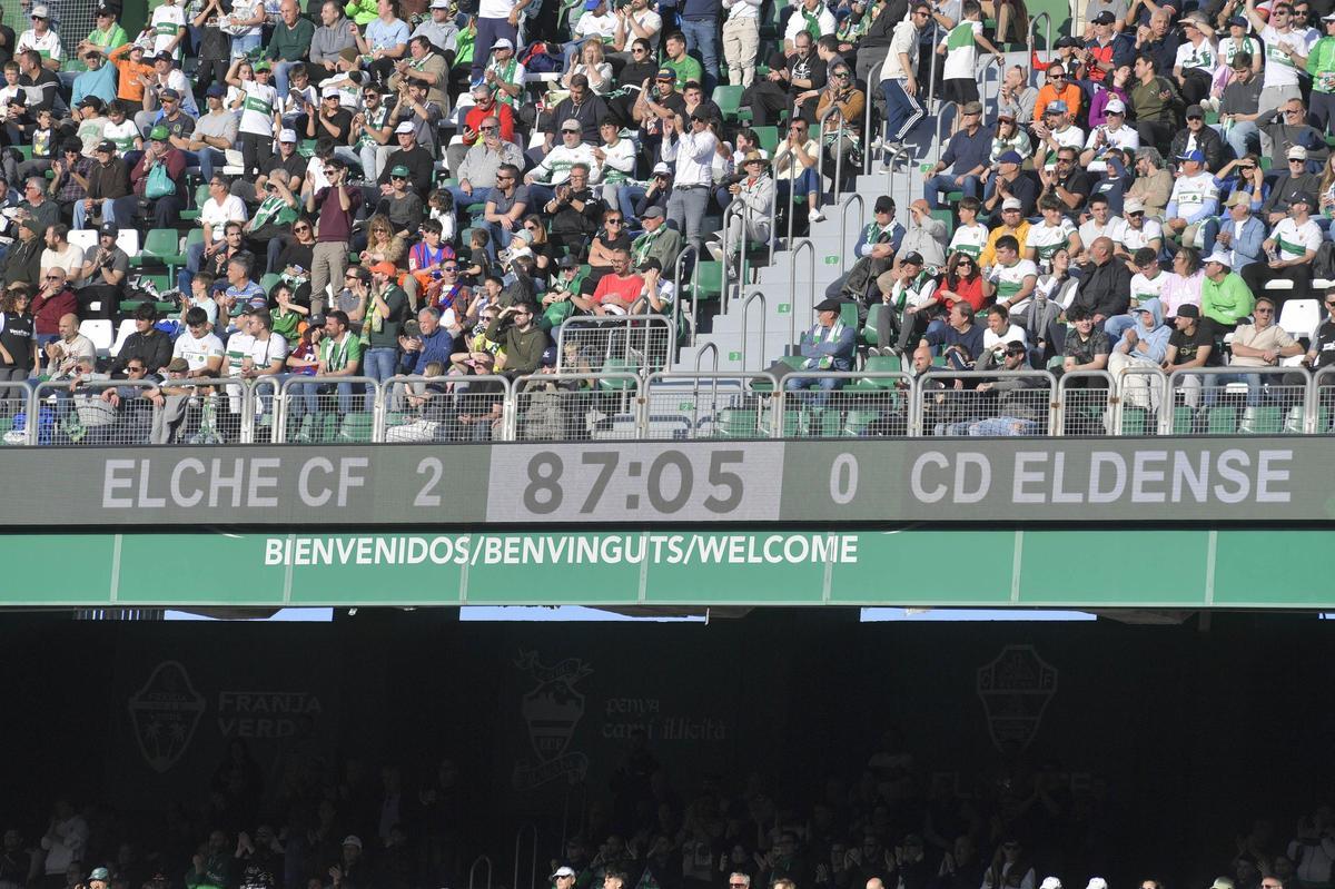 Los nuevos marcadores del Martínez Valero lucen durante la victoria franjiverde ante el Eldense.