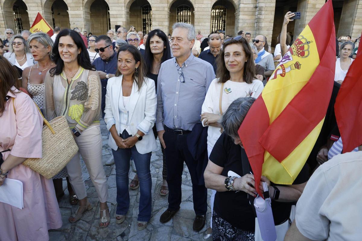 Cientos de personas se movilizan en Santiago para mostrar su apoyo a Ceuta Cientos de personas se movilizan en Santiago para mostrar su apoyo a Ceuta